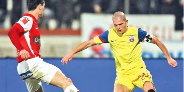 Bourceanu (dreapta) poate rămâne fără banderolă după venirea lui Stoichiţă   