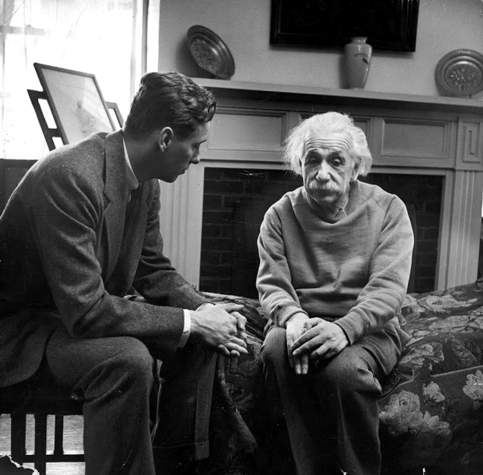 Albert Einstein discută cu Cord Meyer Jr. probleme internaționale Alfred Eisenstaedt—The LIFE Picture Collection/Getty Images)