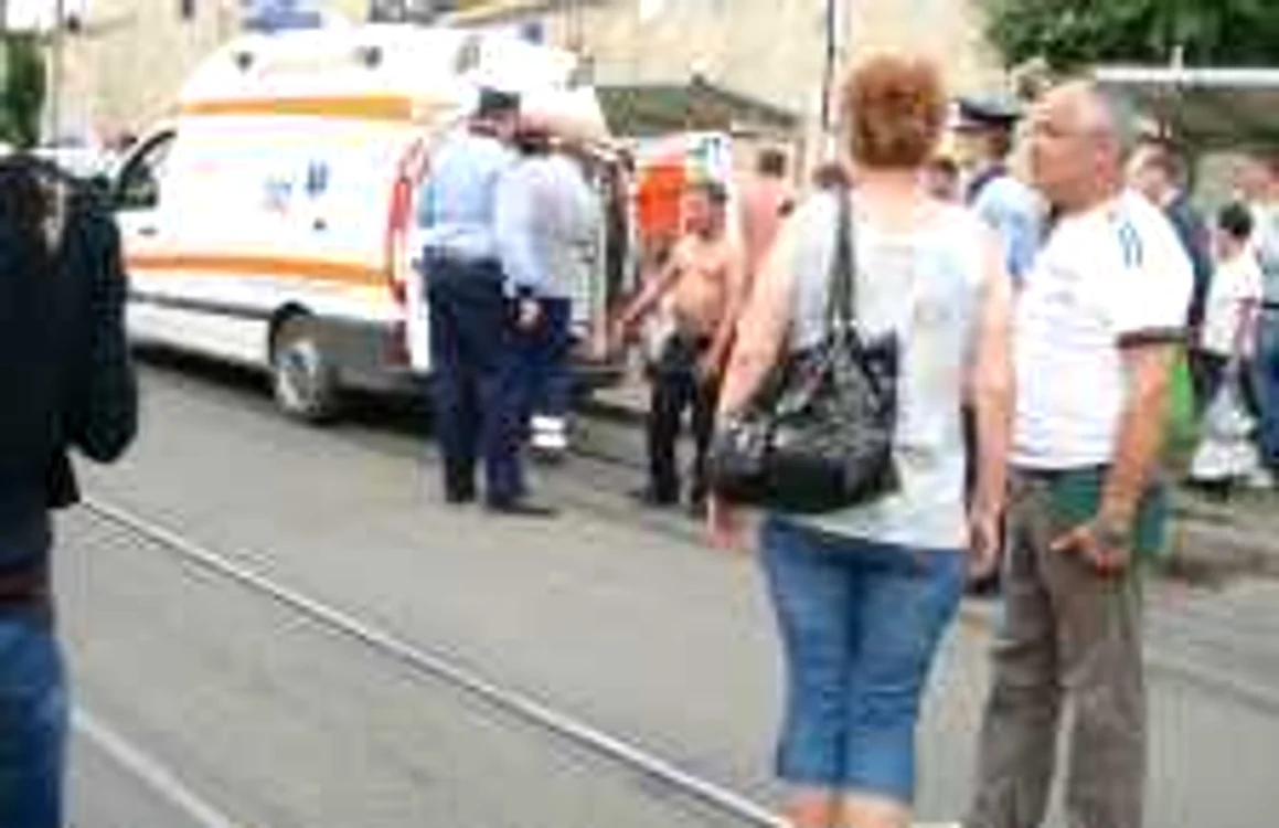 Bărbatul a fost urcat în ambulanţă