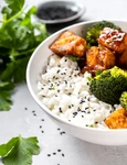Tofu cu orez si broccoli  Sursa foto shutterstock 1891573444 jpg