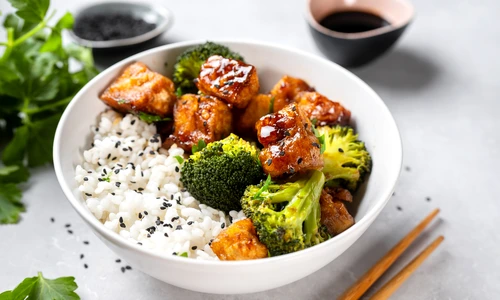 Tofu cu orez si broccoli  Sursa foto shutterstock 1891573444 jpg