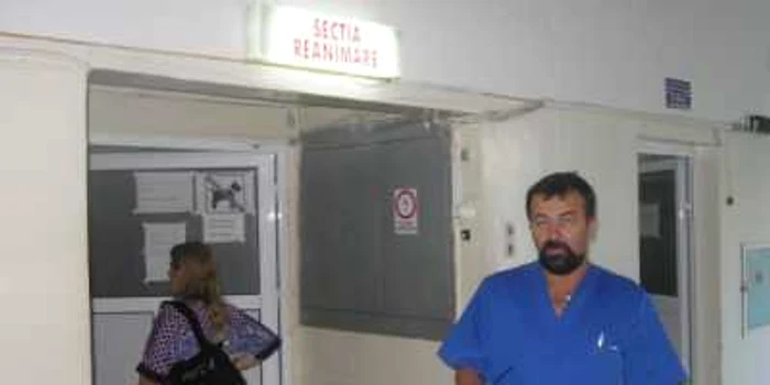Constantin Demian, purtătorul de cuvânt al Spitalului Judeţean, în faţa secţiei de Reanimare
