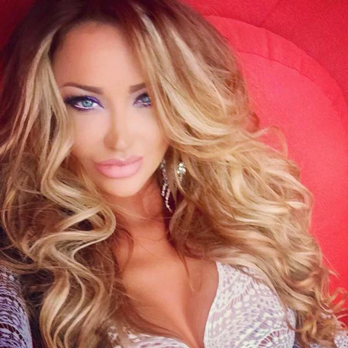 Bianca Drăguşanu îşi promovează ţinutele speciale pentru sărbătorifoto: arhivă personală