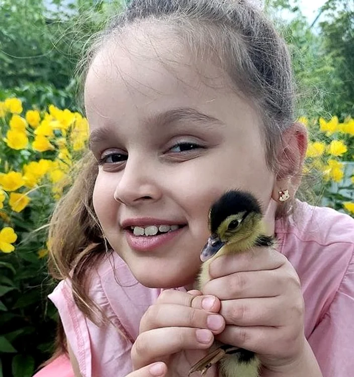 „Domnița Ruxandra”, fetița lui Dan Helciug, iubește animăluțele din gospodărie