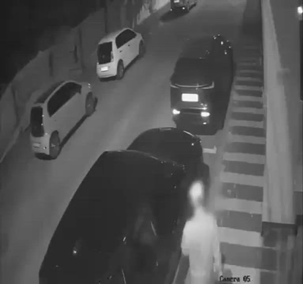 Patru tineri au furat, într-o noapte, geamurile oglinzilor retrovizoare de la 28 de mașini din Capitală. Sectorul în care au acționat