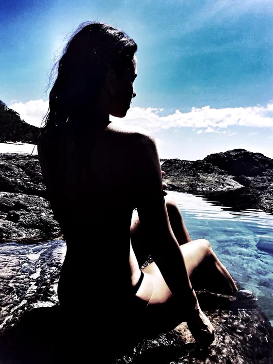 Inna s-a relaxat goală pe plajă