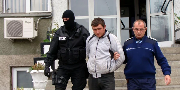 Cei doi suspecţi au încercat să fugă de poliţişti