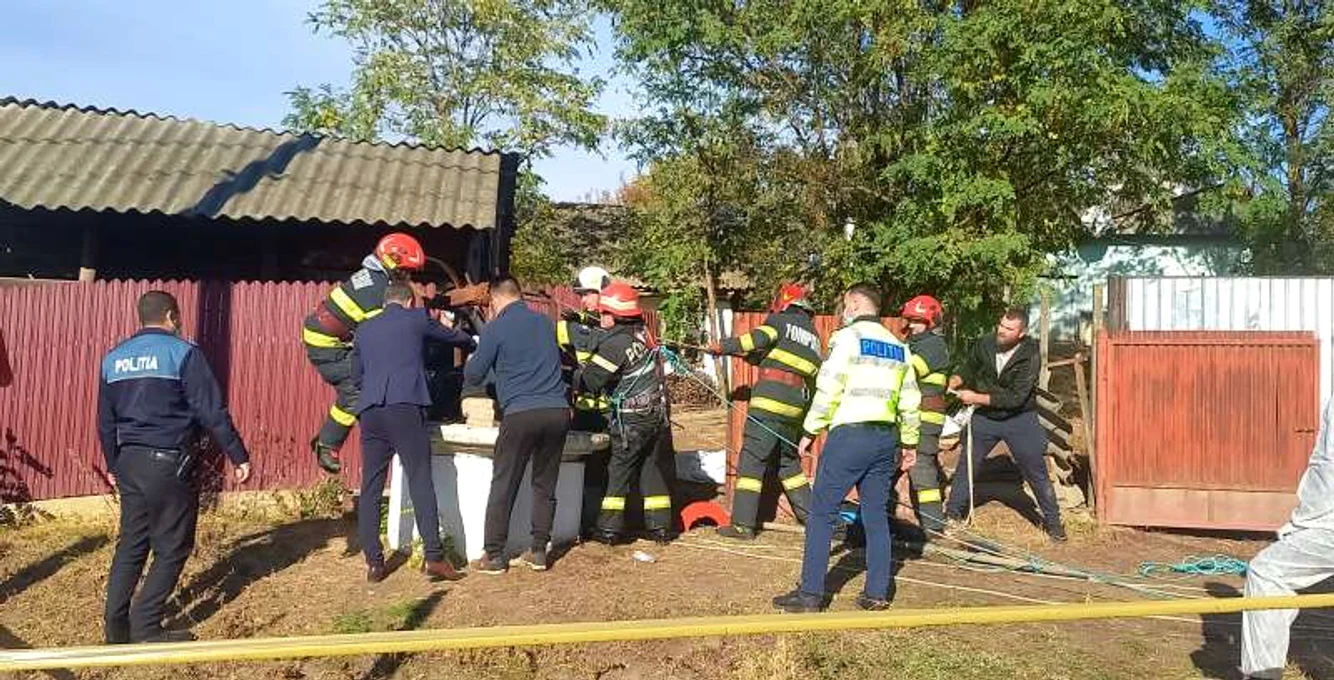 Polițiștii și pompierii l-au scos din fântână pe suspectul de crimă FOTO ISU Galați