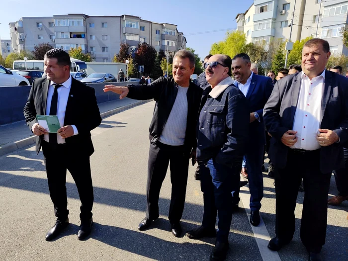 Perosnalitățile festivalului, întâmpinate doar de reprezentanții CJ Olt FOTo: C.F.