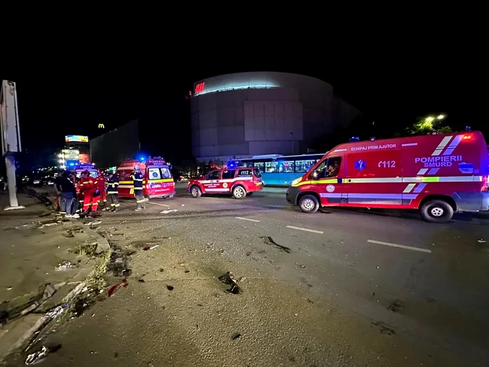 Aseară, în Piața Unirii din București, a avut loc un accident de circulație. Foto: ISU.