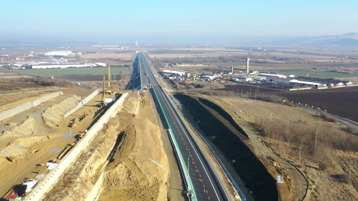 În zona alunecării de teren de la Oiejdea se circulă pe o singură bandă. Foto: ziarulunirea.ro