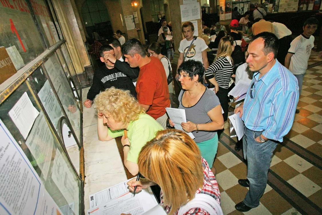 
    Vor dispărea cozile de la ghişee  