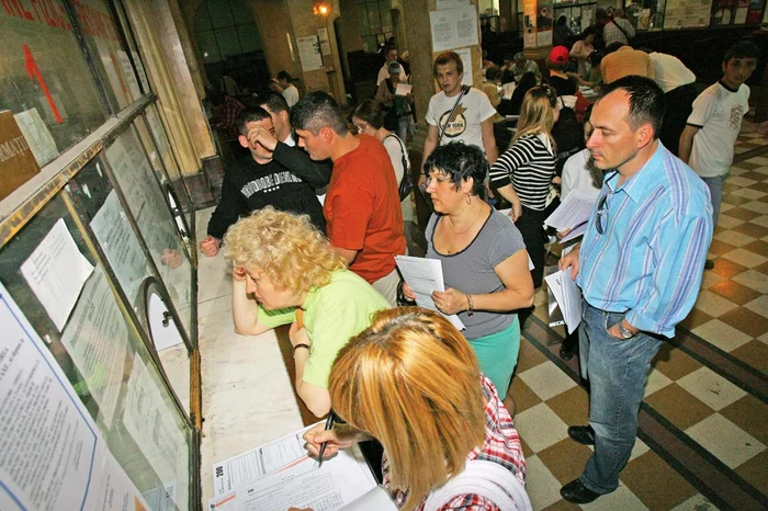 
    Vor dispărea cozile de la ghişee  