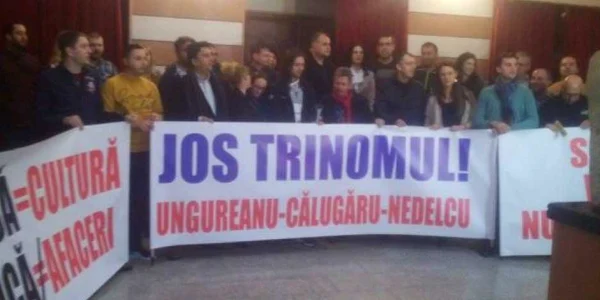 Salariaţii Filarmonicii Oltenia au protestat timp de o oră în holul instituţiei
