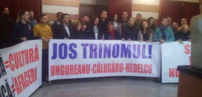 Salariaţii Filarmonicii Oltenia au protestat timp de o oră în holul instituţiei