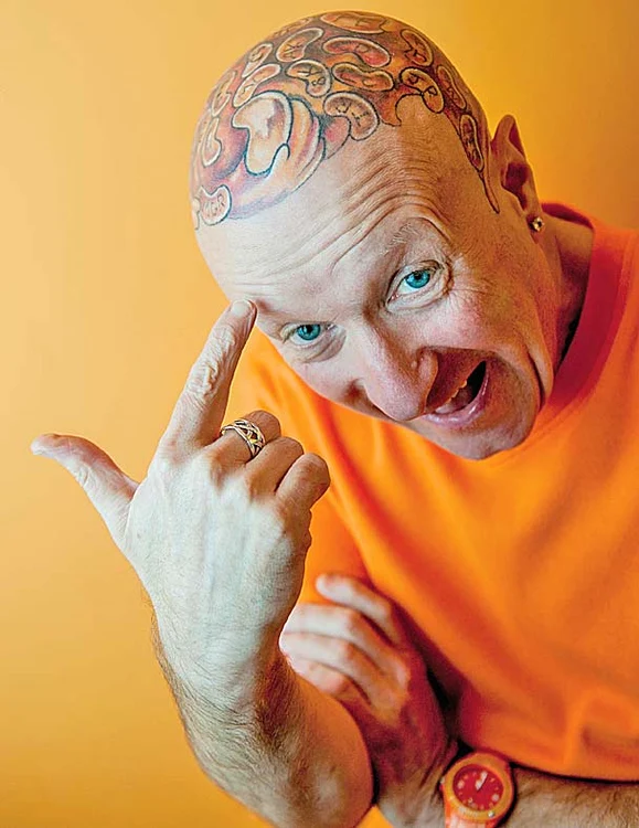 A adunat 4.632 de euro de la cei care şi-au scris iniţialele pe boabele de fasole de pe capul său