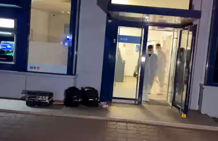 Jaf armat la o bancă din Iași. Polițiștii fac cercetări Foto: bzi.ro