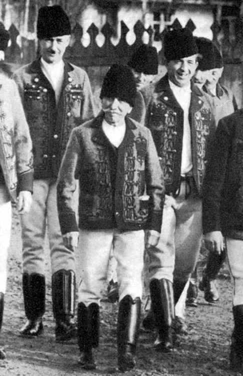Bărbaţi secui din Mureş în veşminte tradiţionale, la începutul anilor 1970 (Wikipedia)