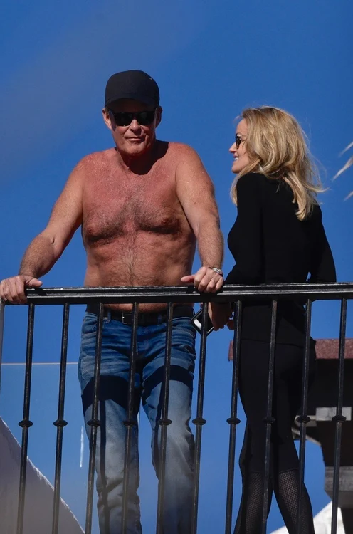 David Hasselhoff este căsătorit cu Catherine din anul 2018. Între ei este o diferenţă de vârstă de aproximativ 30 de ani 