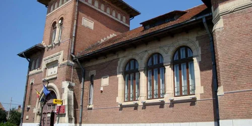 Poşta aruncă cu banii pe felicitări