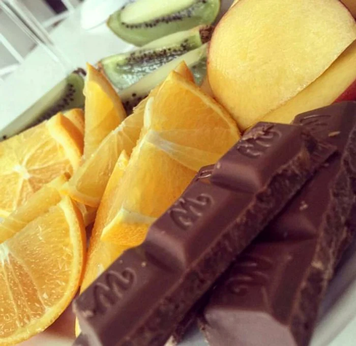 Andreea Tonciu mănâncă fructe şi ciocolată