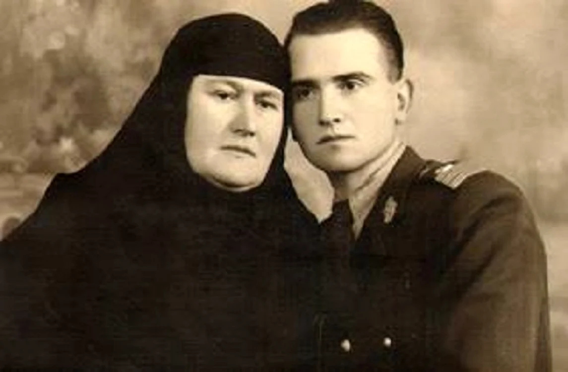 Toma Arnăuţoiu şi mama sa. FOTO www.marturisitorii.ro