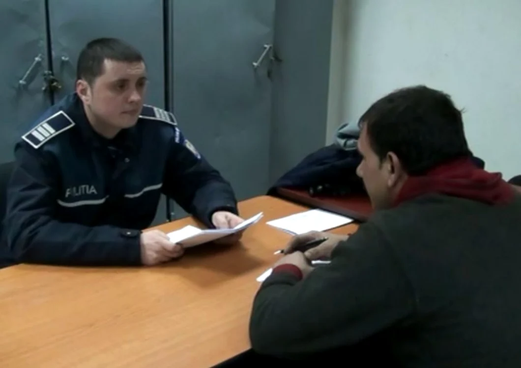 Poliţistul faţă în faţă cu hoţul de uşi de tren Foto: captura Poliţia TF Iaşi