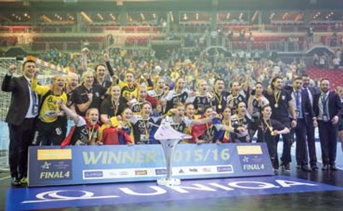 CSM Bucureşti la festivitatea de premiere a celei mai importante competiţii intercluburi din EuropaFoto: Sportpictures.eu