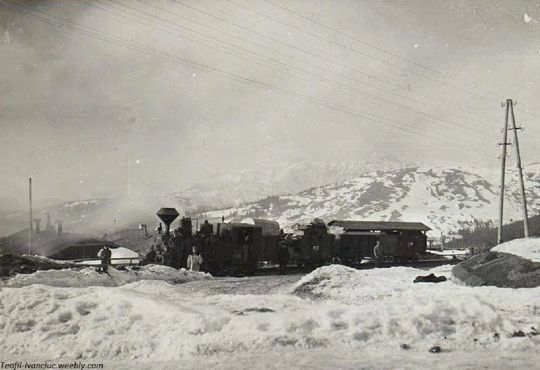 Trenul, în Pasul Prislop  FOTO Wikipedia, Teofil Ivanciuc