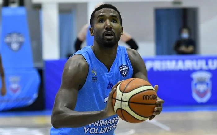 
    Malcolm Toshio Lee a marcat trei puncte în ultimele secundeFOTO: Sportpictures.eu  