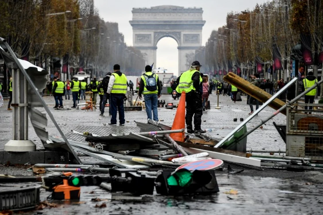 Lupte de stradă între vestele galbene şi poliţişti la Paris Franta FOTO AFP