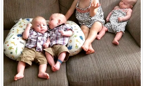 Familia lor numeroasă presupune multă muncă și răbdare din partea părinților jpeg