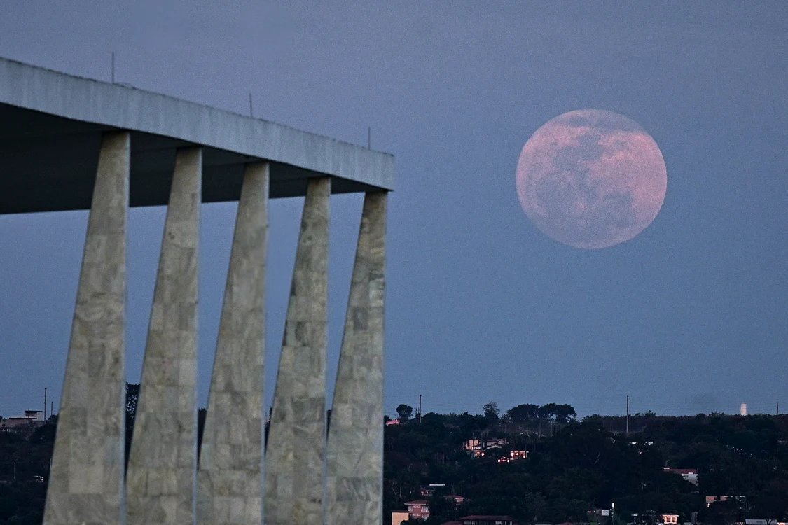 Superluna albastra in Palacio do Planalto. Foto EPA EFE 