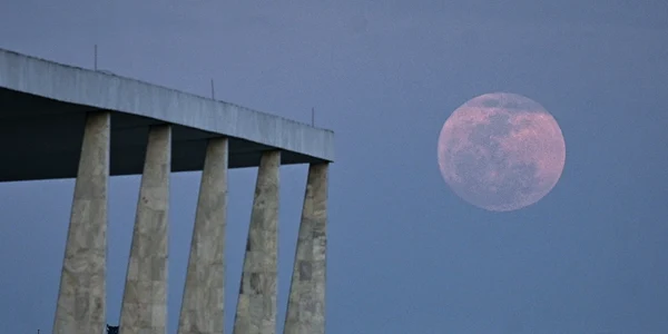 Superluna albastra in Palacio do Planalto Foto EPA EFE jpg