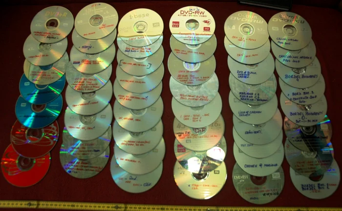 Bărbatul avea sute de DVD-uri cu filme pornografice, unele realizate chiar de el. FOTO: IPJ Suceava