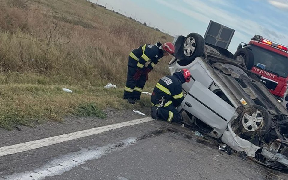 Trei răniți, pe o șosea din Buzău, după ce un autoturism s-a răsturnat. Printre victime, o fată de 13 ani
