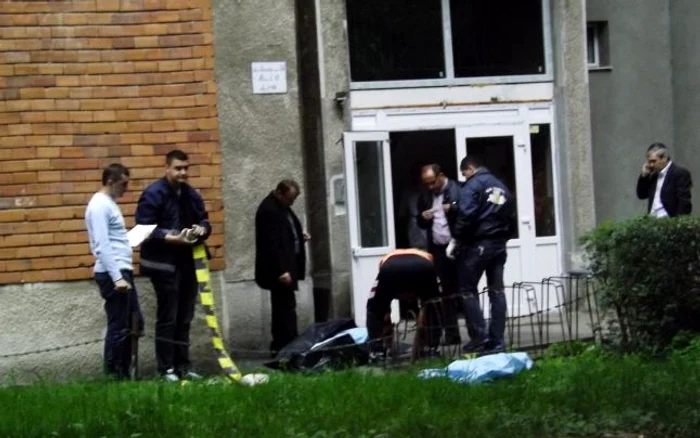 
    Criminaliștii ajunși la fața locului au făcut măsurătorile necesare (foto: adevarul.ro)  