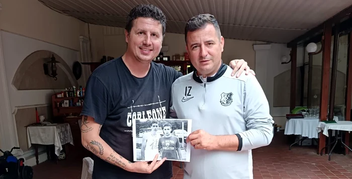 Ionuț și Ianis țin în mână o fotgrafie de acum 19 ani