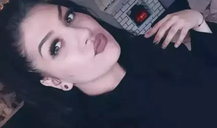 O mamă în vârstă de doar 29 de ani a murit subit în timp ce își aștepta copilul în fața școlii.