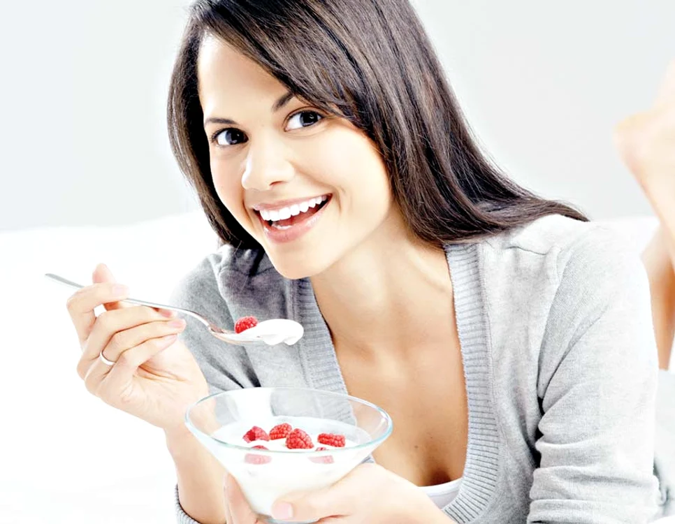 
    Datorită aportului de  calciu, iaurtul este pe  primul loc în topul  alimentelor  recomandate  pentru prevenirea  osteoporozei  