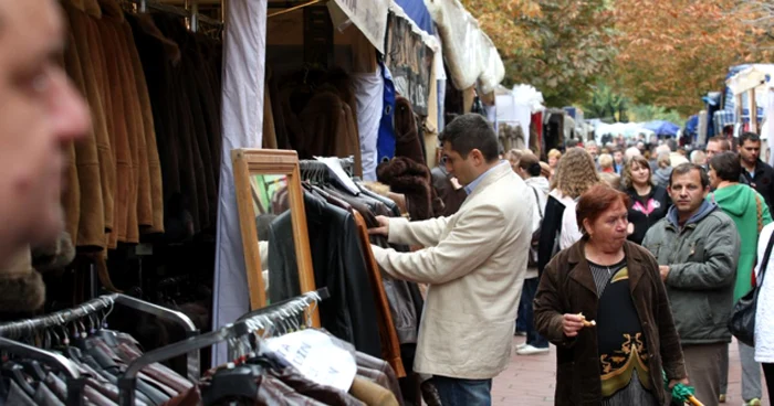 Hoţul a fost recunoscut de comerciant şi predat Poliţiei. Foto: Adevărul