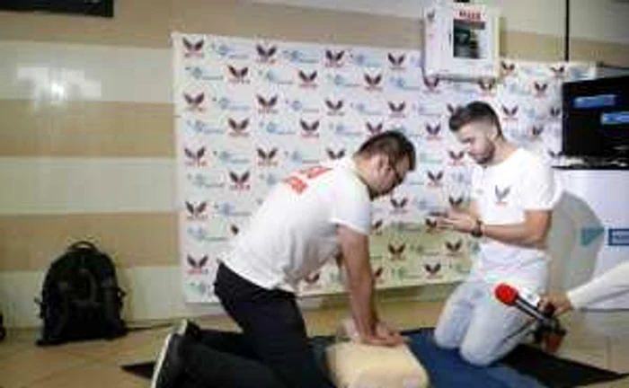 Defibrilatorul extern poate fi folosit în cazul în care o persoană nu mai respiră FOTO Eduard Enea