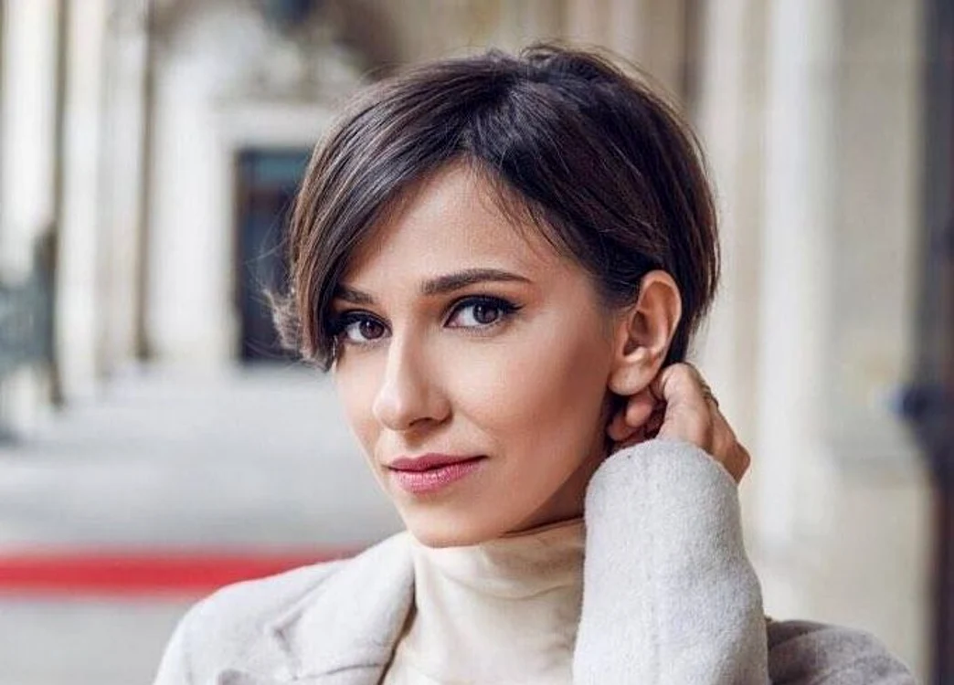 Dana Rogoz s-a tuns pentru a-şi dona părul