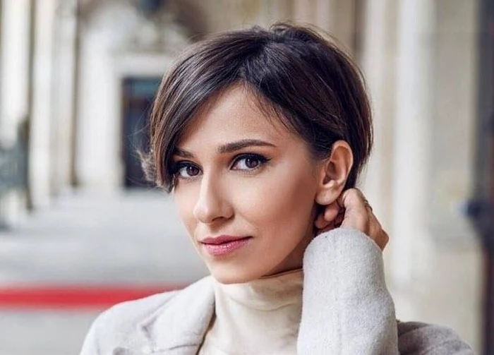 Dana Rogoz s-a tuns pentru a-şi dona părul