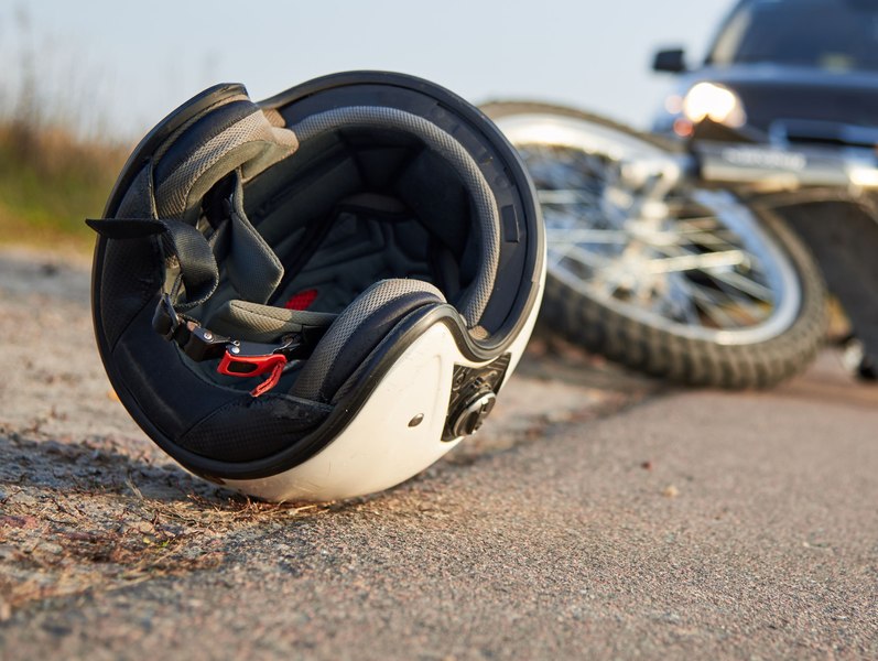 Depășire fatală. Un tânăr de 17 ani a murit după a intrat cu motocicleta într-un microbuz, trei femei au ajuns la spital