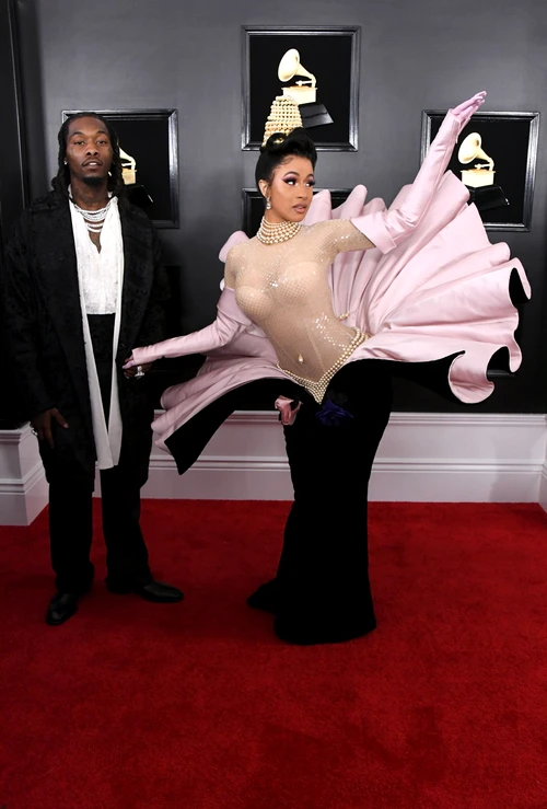 Cardi B a ales o rochie bizară