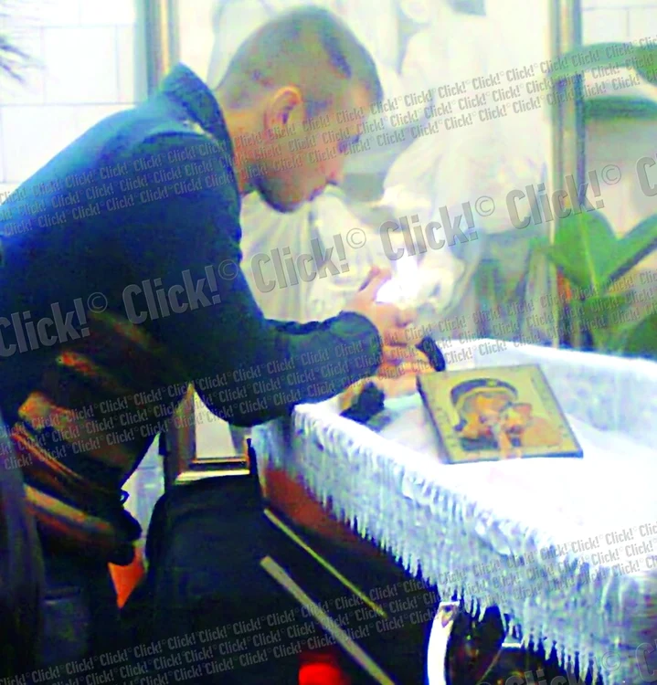 
    Miercuri- Sicriul Florinei a fost  depus, ieri, la capelă.  Bogdan a plâns la  căpătâiul mamei  sale ore în şir  