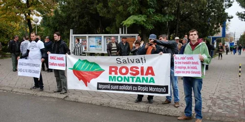 Protest anti-Roşia Montană mascat de poliţişti locali în civil la Iaşi
