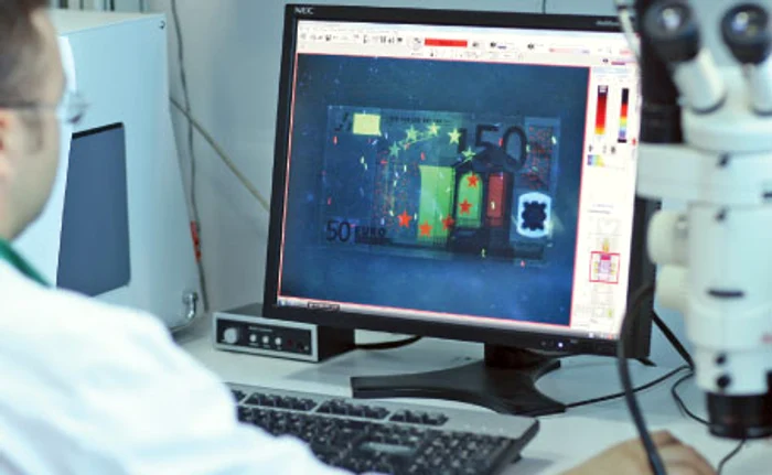 Criminaliştii identifică banii falşi analizând elementele de siguranţă ale bancnotelor