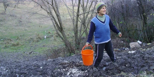 Bătrânii din sat nici nu mai pot să-şi aducă singuri apa de la puţuri